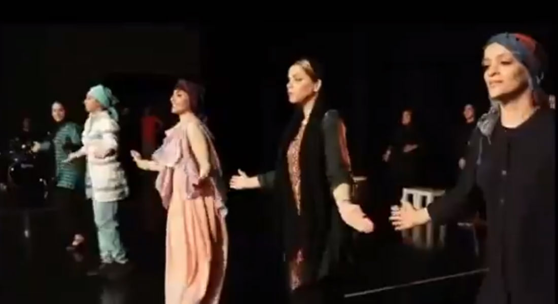 Arrestan a directores de teatro por baile en obra de Shakespeare