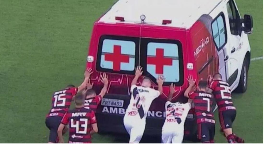Futbolistas empujan ambulancia para que colega vaya al hospital