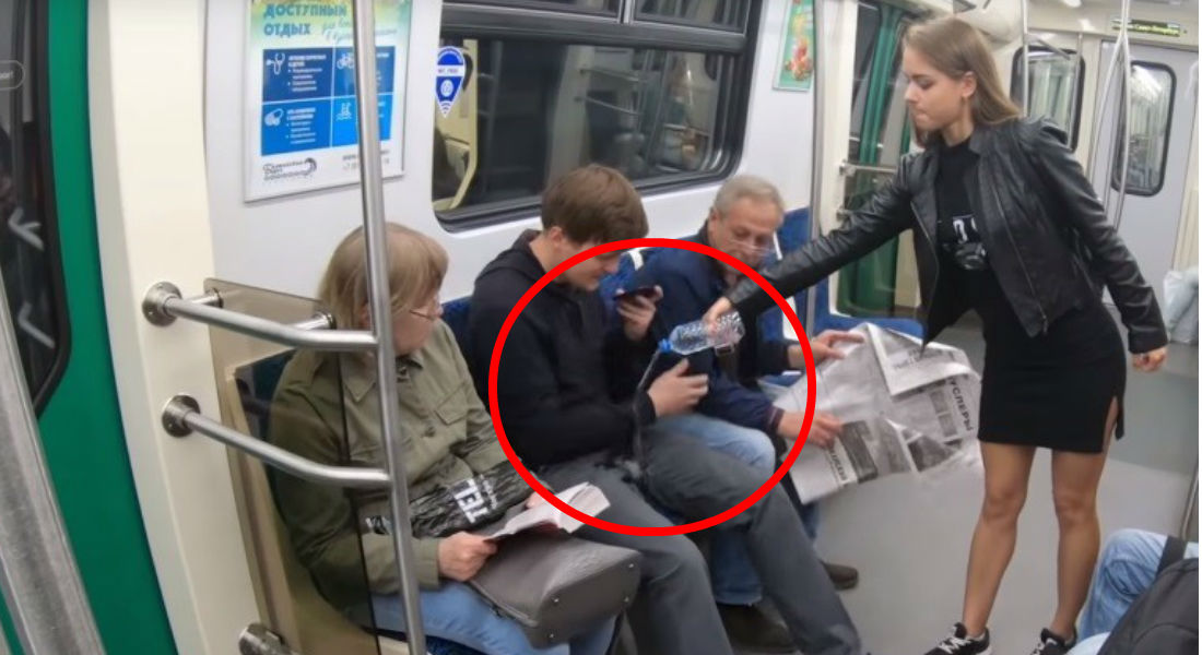 VIDEO: Feminista derrama cloro en la ingle de varones en el Metro