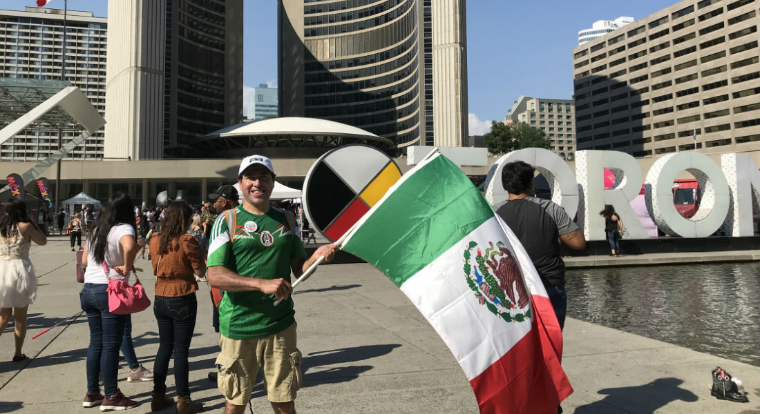 Mexicanos celebran el Grito en el corazón de Toronto