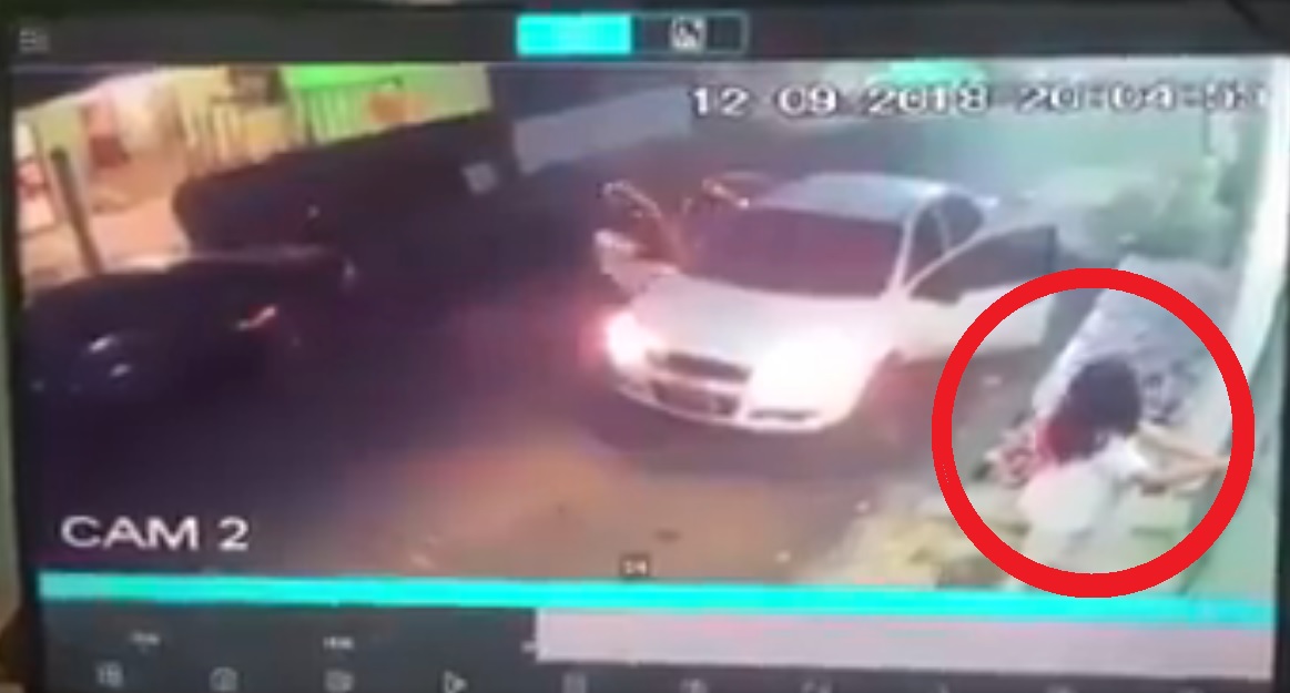 (VIDEO) Secuestran a mujer en la entrada de su casa