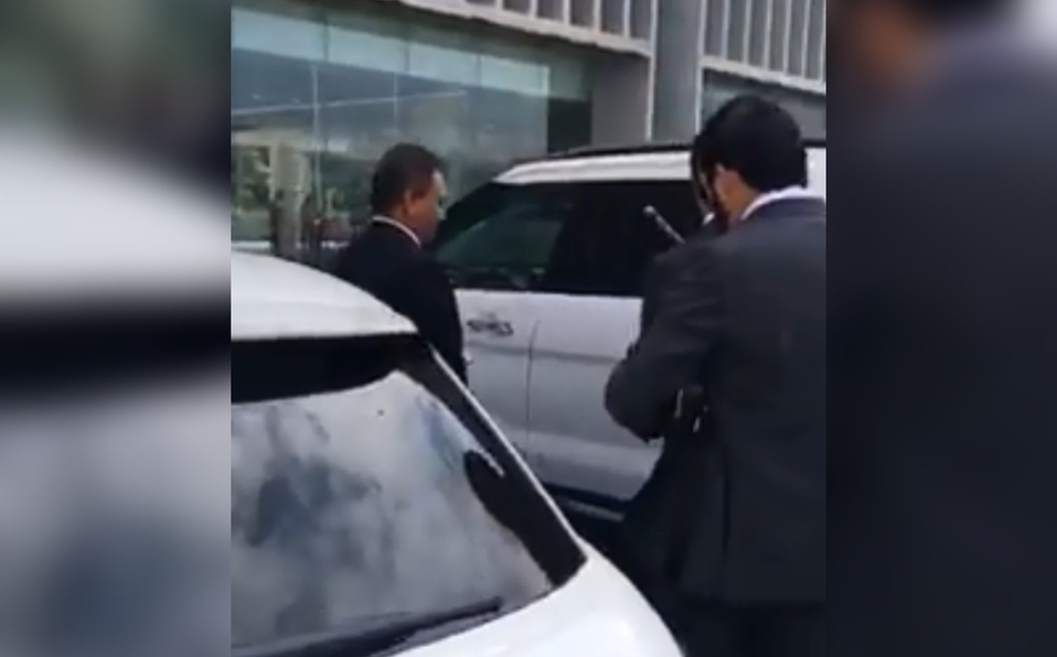 (VIDEO) Juez «agrede» a un viejito por estacionarse «en su lugar»