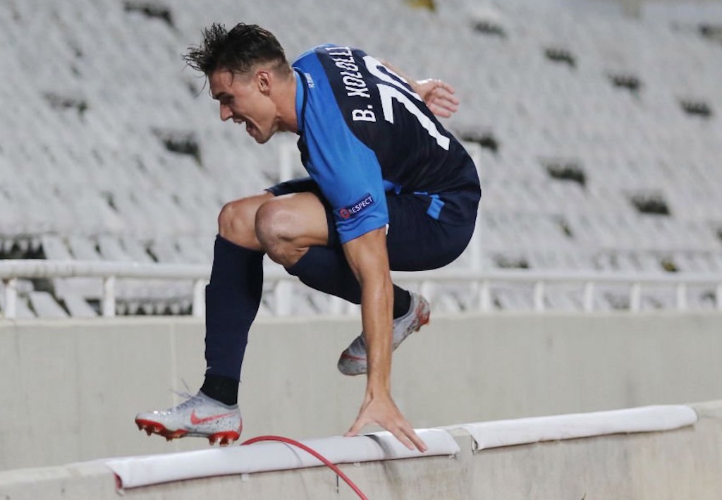 Jugador del FC Zurich cae a fosa del estadio por festejar gol