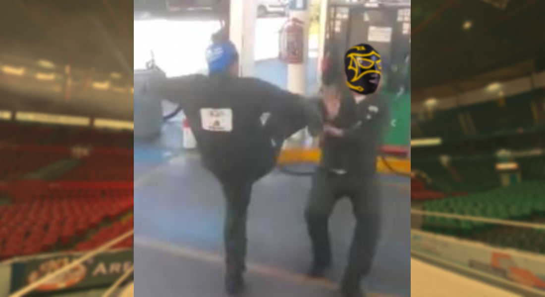 VIDEO: Despachadores de gasolina crean divertido espectáculo de lucha libre