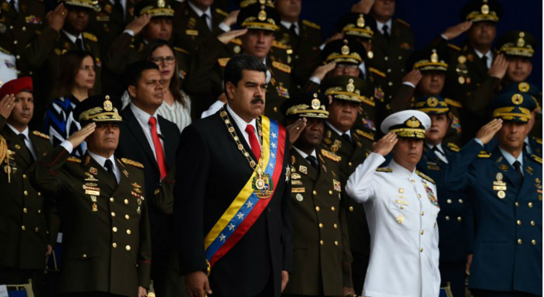 Maduro lanza “lingoticos” de oro para rescatar la economía