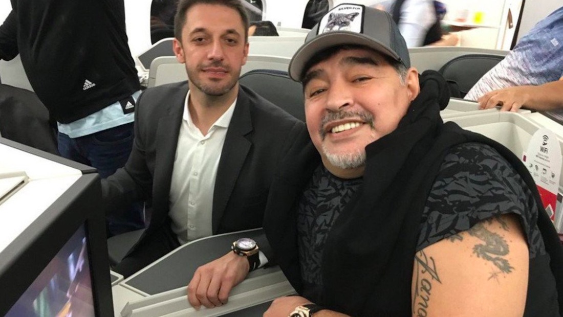 Maradona saluda a López Obrador en su camino a México