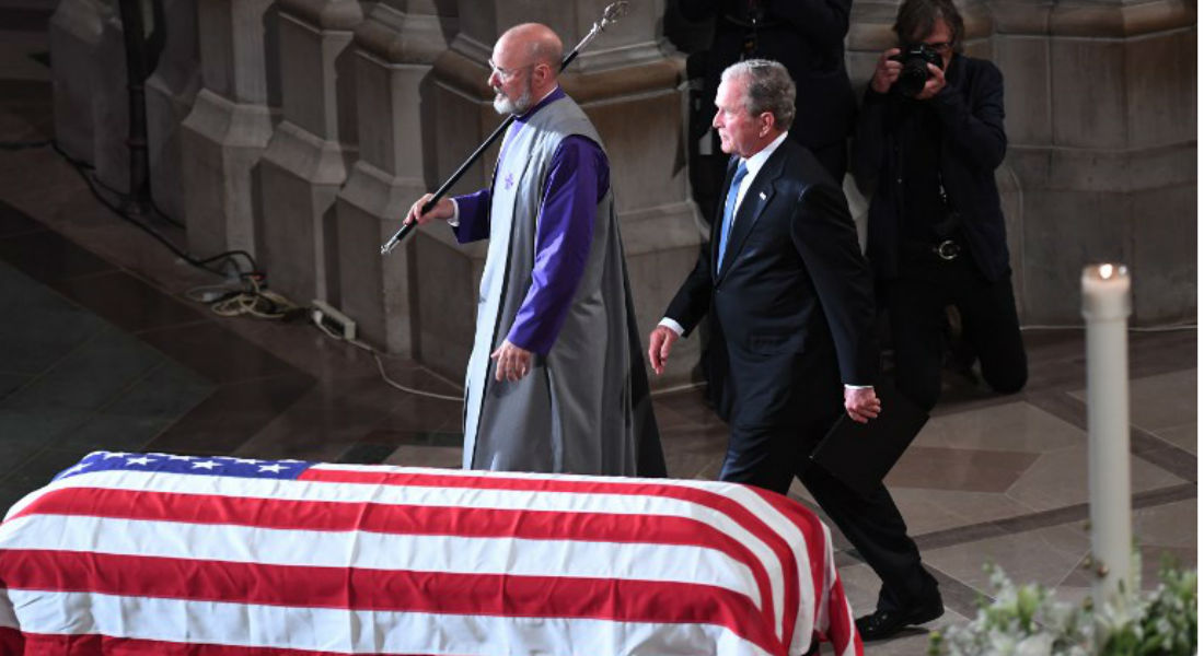 Dos expresidentes de EUA rinden tributo a McCain sin Trump