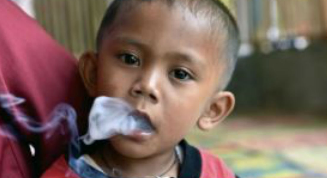 VIDEO: Niño de dos años que fuma 40 cigarros al día genera polémica