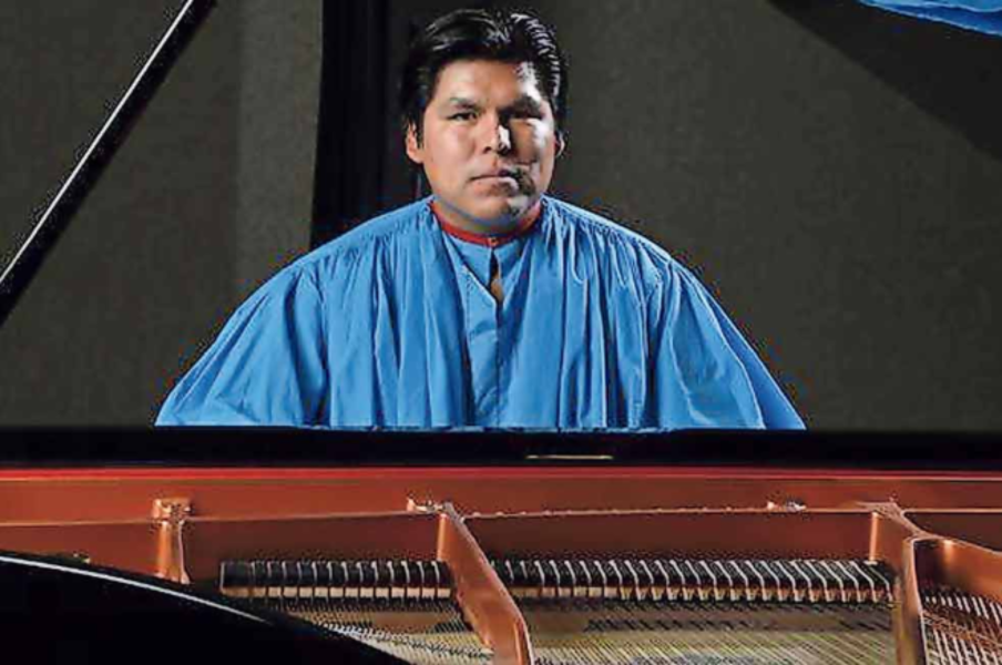 El primer pianista rarámuri, Romenyno Gutiérrez, tocará en Chicago