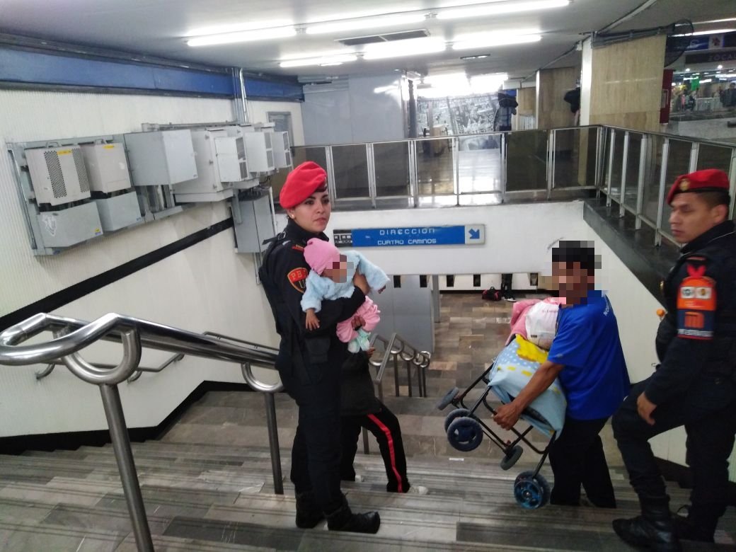Rescatan a bebé en el metro, la mamá quería aventarlo a las vías