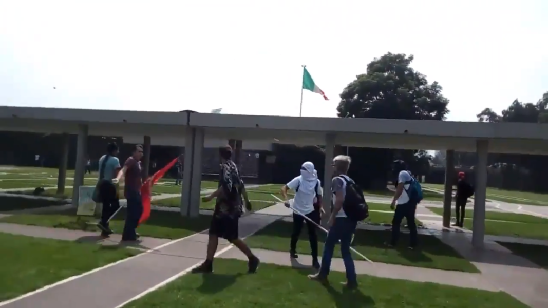Porros agreden con petardos a estudiantes frente a Rectoría de la UNAM