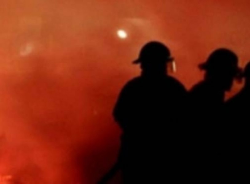 Rescatan a dos menores de un incendio en Guadalajara