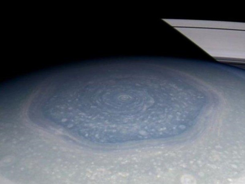 ¡Impresionante! Descubren un hexágono en polo norte de Saturno
