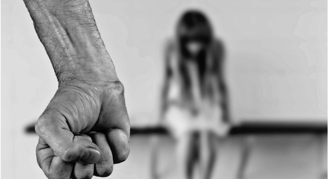 Joven es violada por su exnovio y cuatro amigos