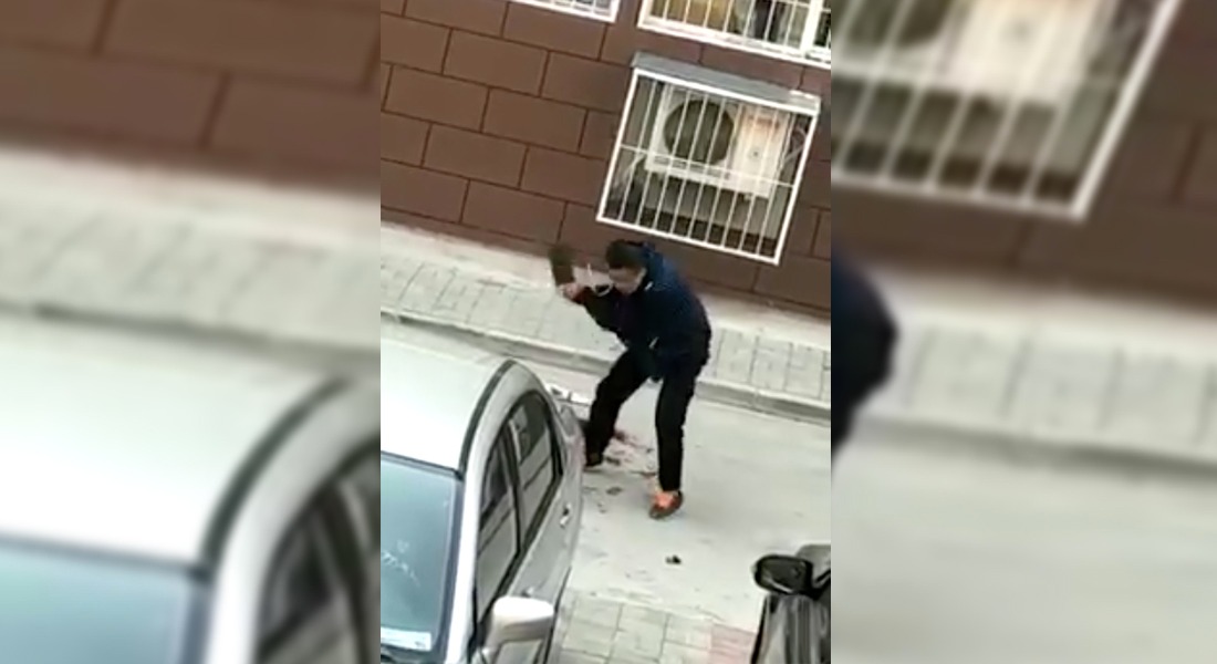 VIDEO: Hombre machetea con saña a mujer y nadie la ayuda