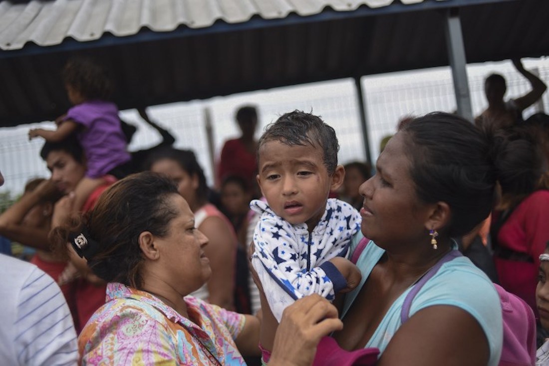 México abre su frontera a mujeres y niños de caravana de migrantes