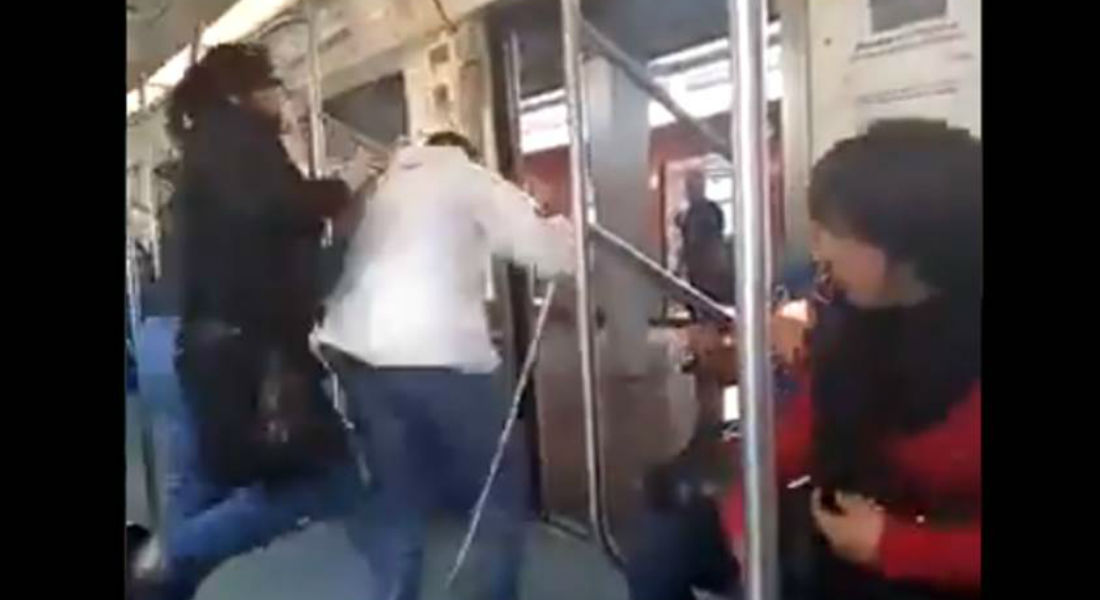VIDEO: Ciego insulta a mujeres en el metro y lo avientan del vagón