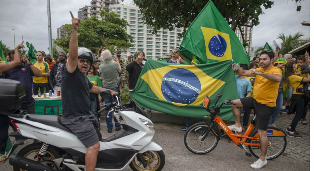 Bolsonaro logra votación abrumadora pero habrá segunda vuelta