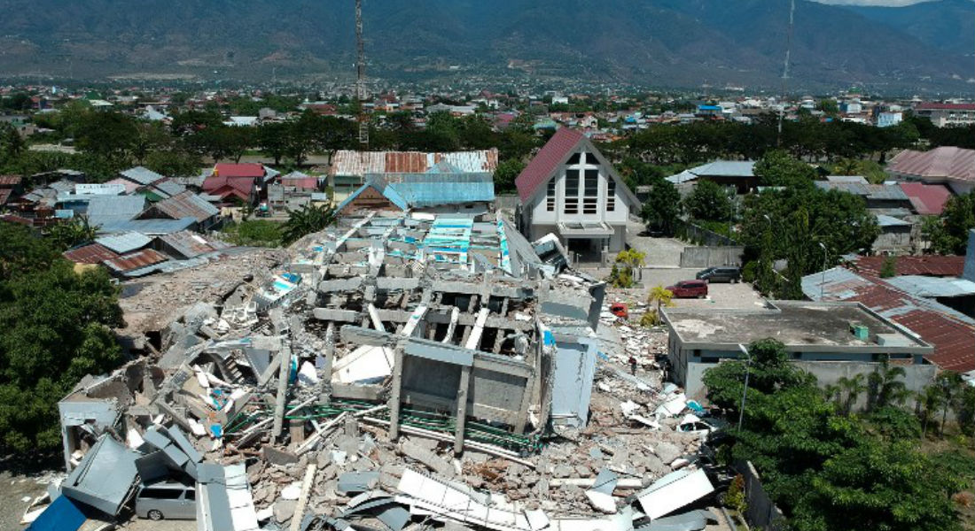 Indonesia sufre por un sismo, un terremoto y ahora erupción de volcán