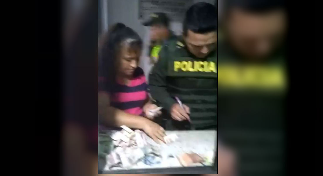 VIDEO: Mujer pide limosna en la calle y gana más que tú