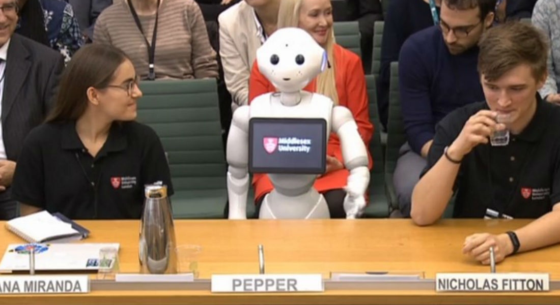 Robot «Pepper» responde preguntas de diputados en Londres
