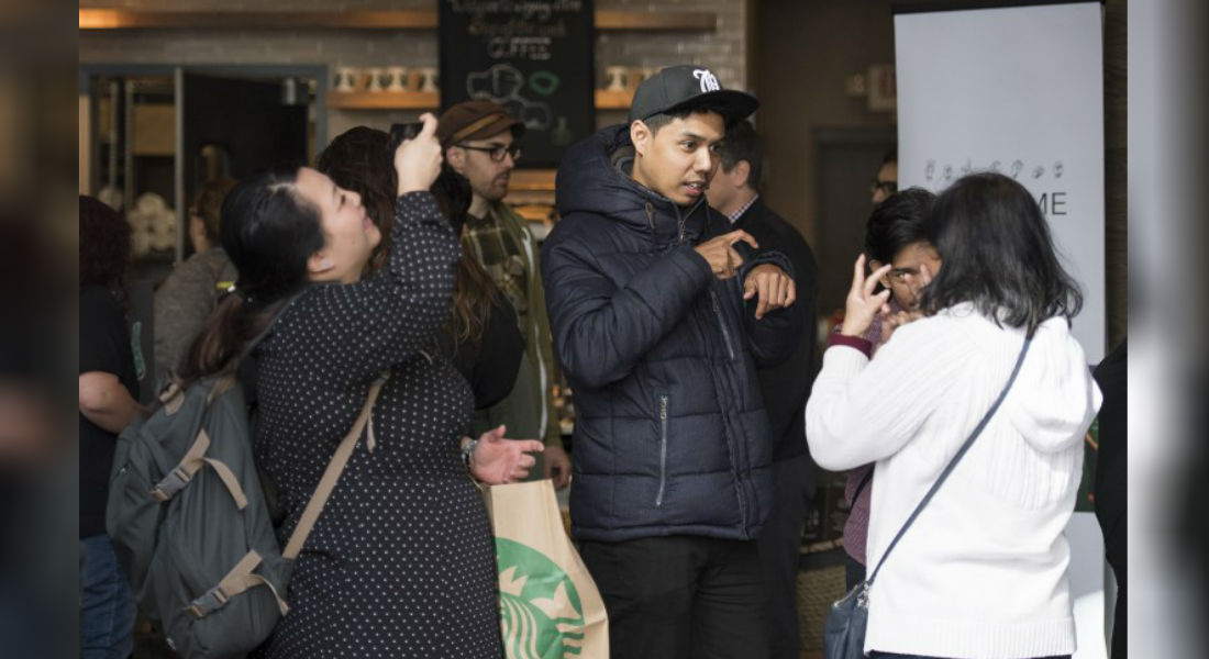 ¡Starbucks abre local de lenguaje de señas!