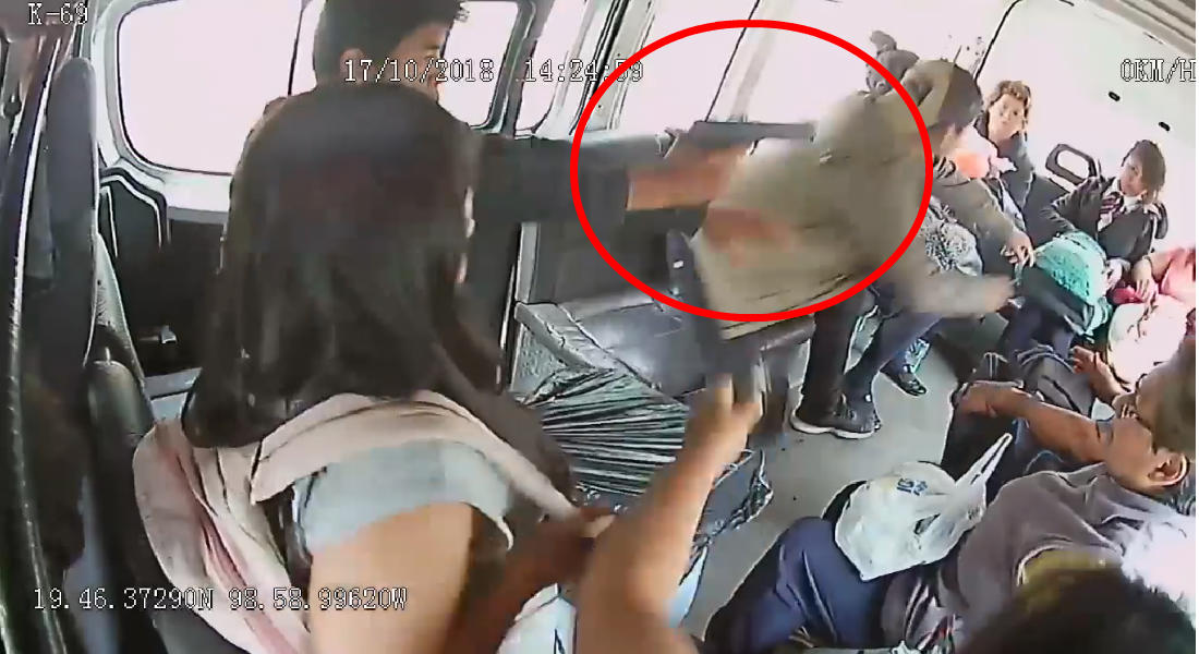 VIDEO: Par de ratas asalta a pasajeros de combi en Edomex