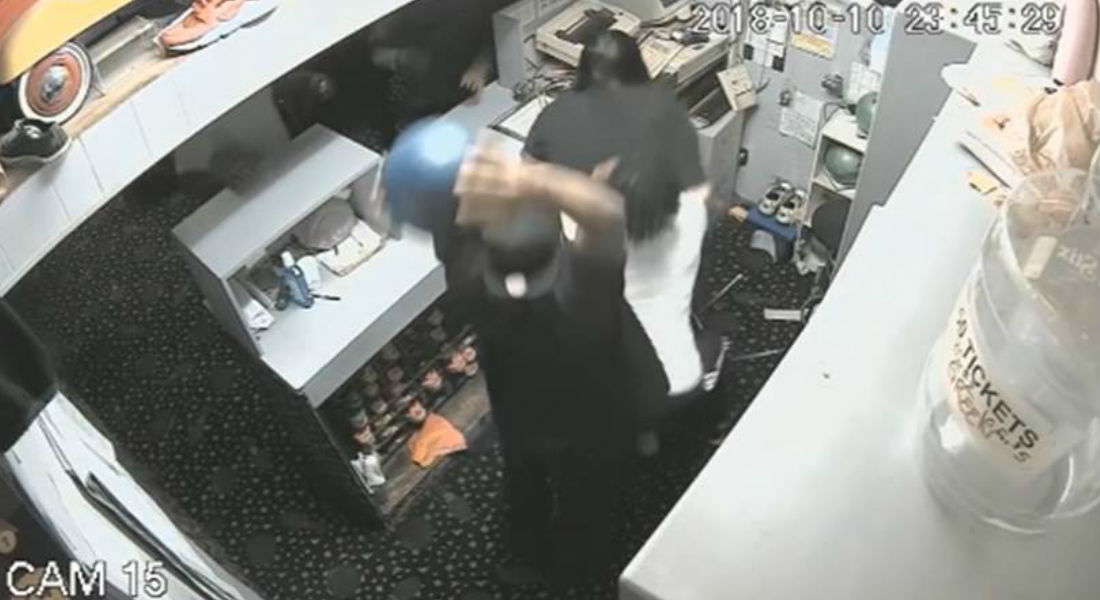 VIDEO: Captan brutal agresión en contra de un empleado de boliche