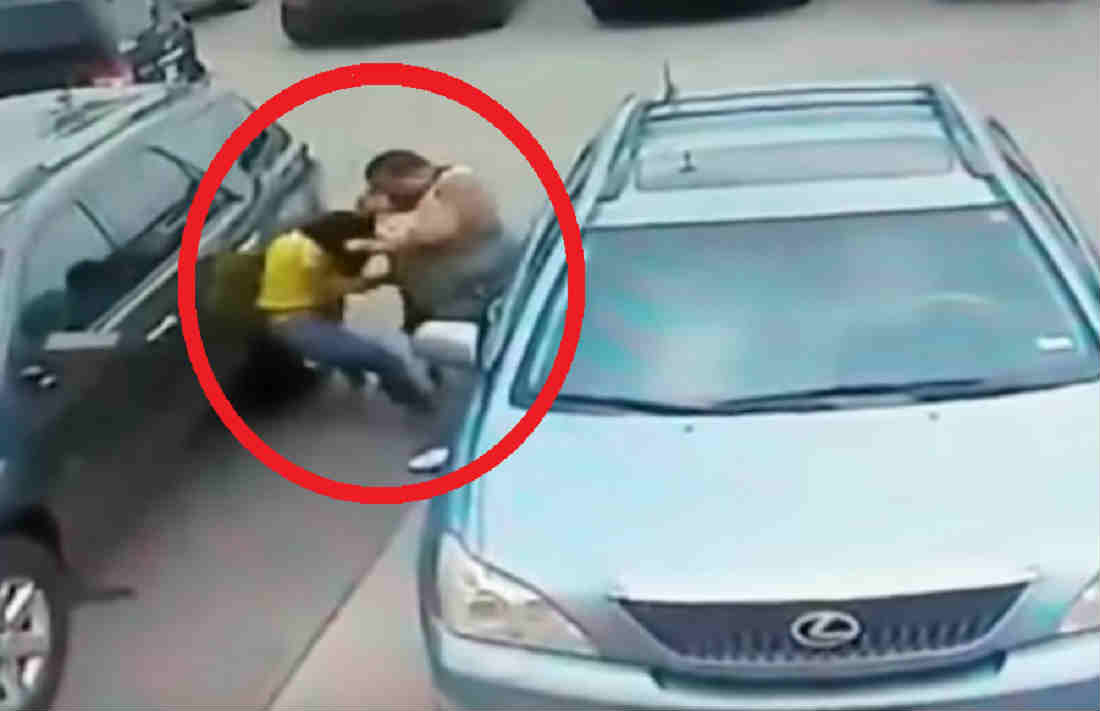 (VIDEO) Hombre ataca brutalmente a dos mujeres