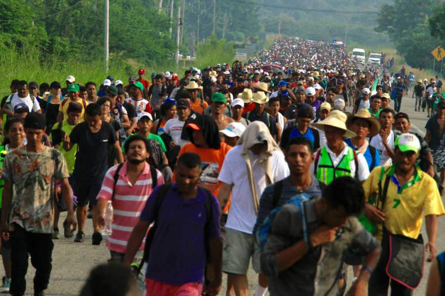 Migrantes rompen valla de seguridad entre Guatemala y México