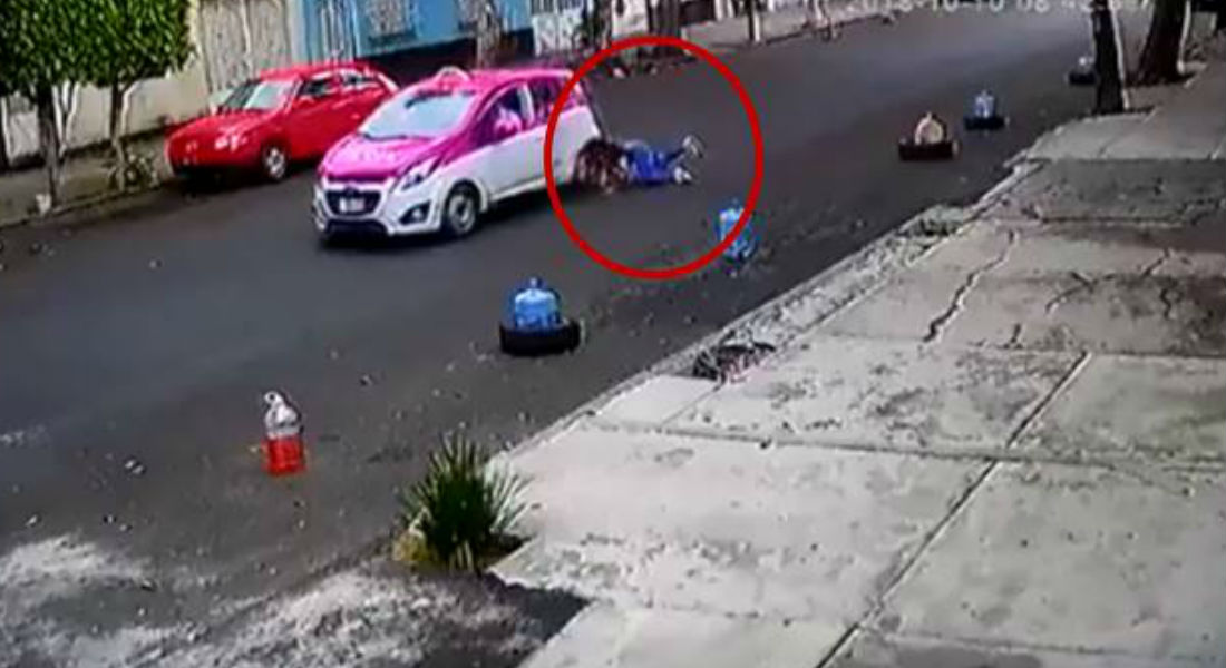 VIDEO: Mujer es arrastrada por un taxista que huía de un choque