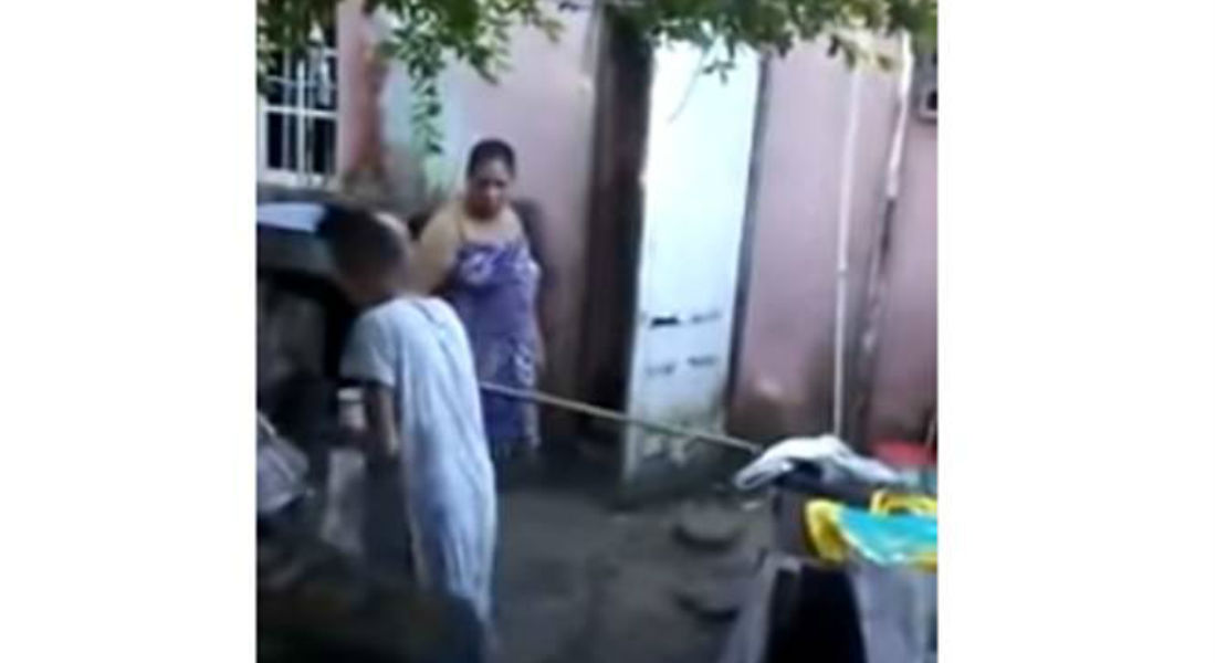 VIDEO: Captan a mujer golpeando con un palo a su propia madre
