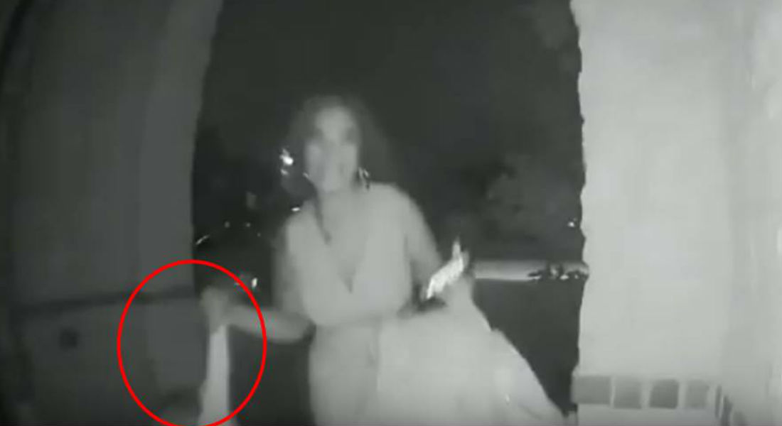 VIDEO: Mujer toca el timbre y deja abandonado a un niño de 2 años