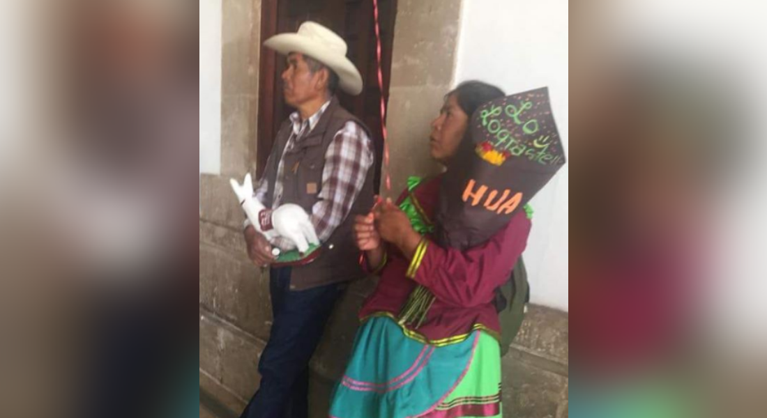“¡Lo lograste!”, padres indígenas festejan la graduación de su hija en México