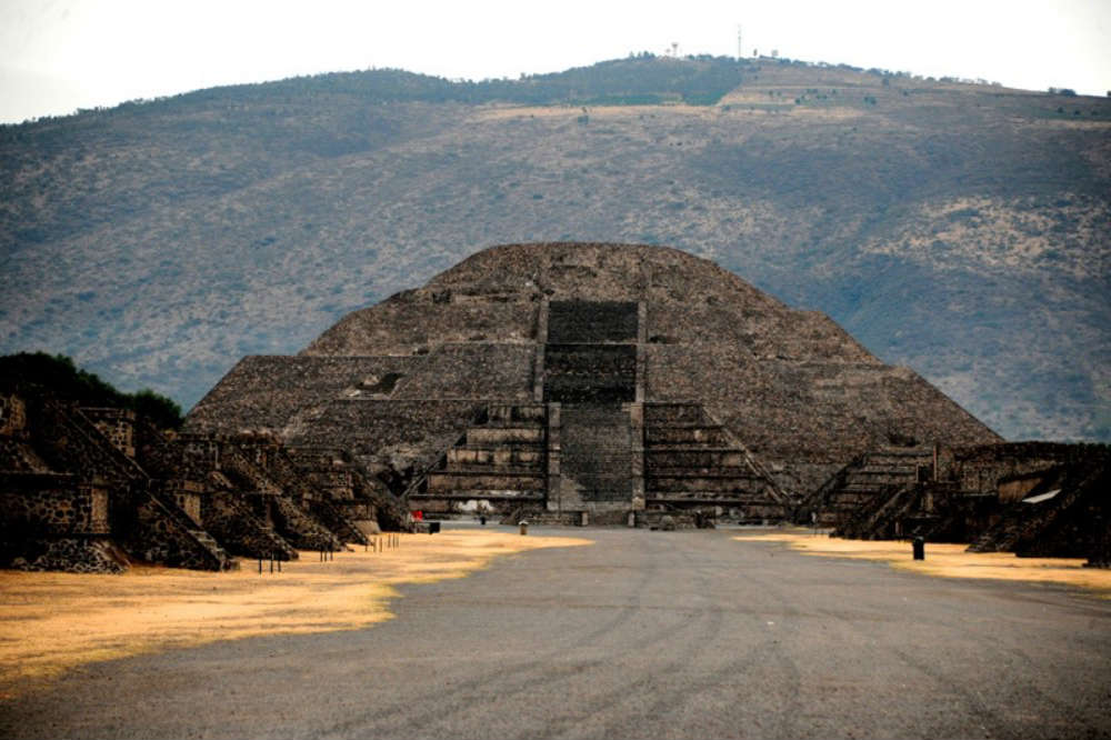 Hallan túnel bajo Pirámide de la Luna en Teotihuacán
