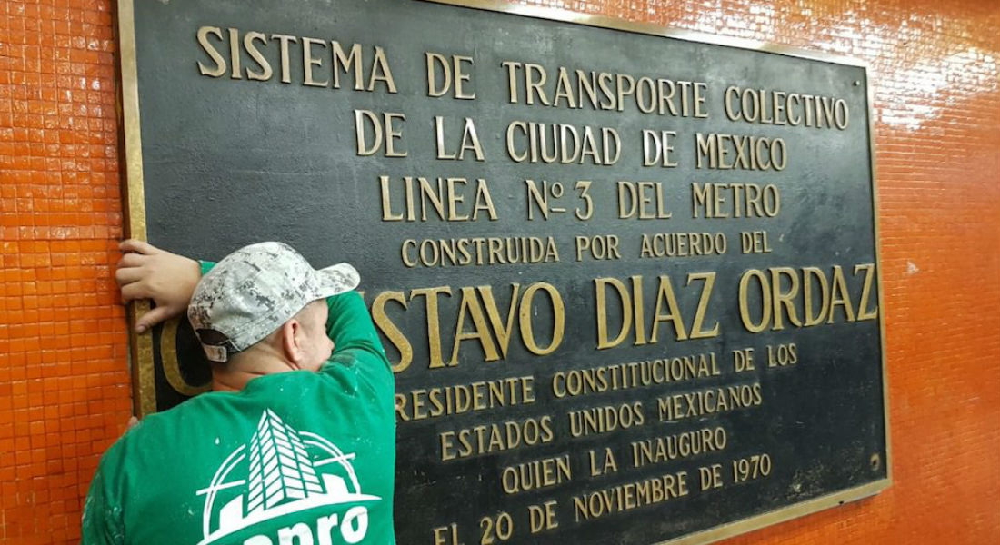 Metro CDMX “cierra ciclo” y retira placas con el nombre de Díaz Ordaz
