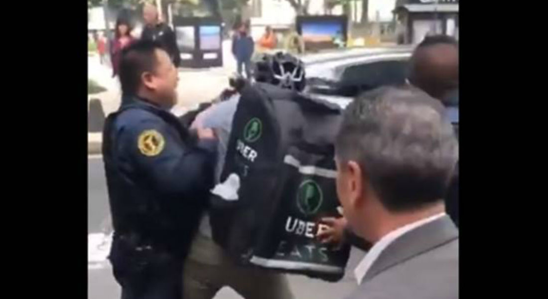 VIDEO: Captan abuso de policías en contra de repartidor de UberEats