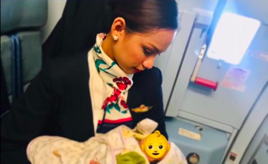 El increíble gesto de una azafata que alimentó a un bebé hambriento durante vuelo