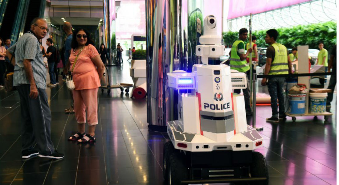 ‘Robocop’ atrae la mirada de participantes a cumbre de líderes en Singapur