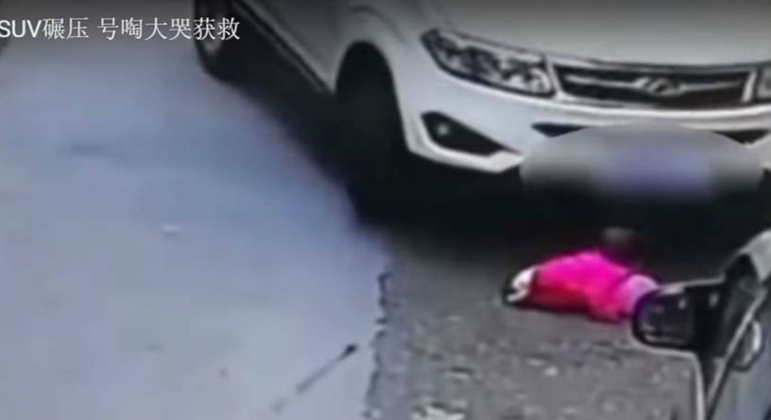 VIDEO: Niña sale ilesa tras ser atropellada por un automóvil