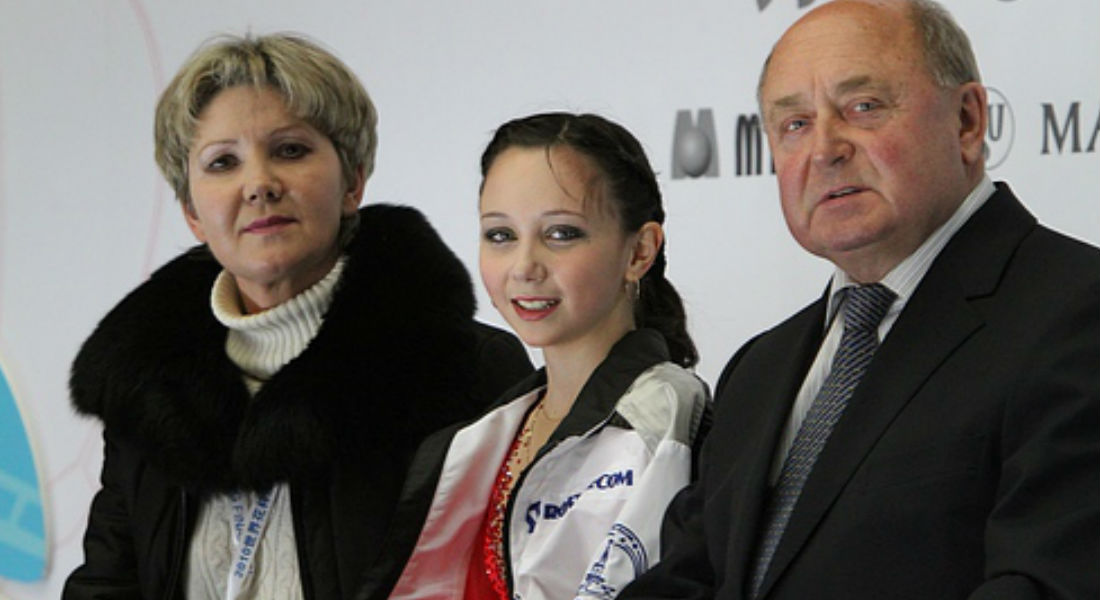 VIDEO: En plena presentación patinadora rusa muestra su «talento»