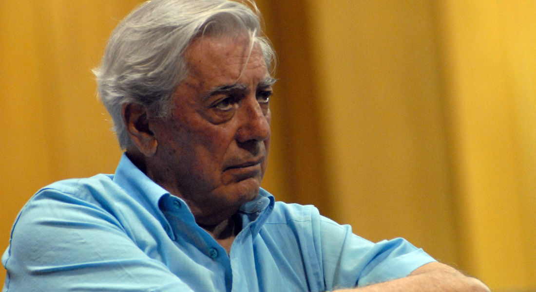 Para impulsar la lectura Vargas Llosa dona libros a biblioteca en Perú
