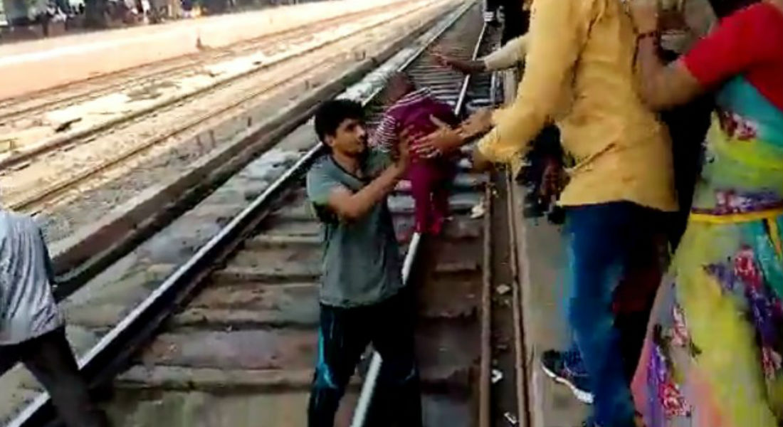 VIDEO: Bebé cae a las vías del tren y milagrosamente sale sin un rasguño