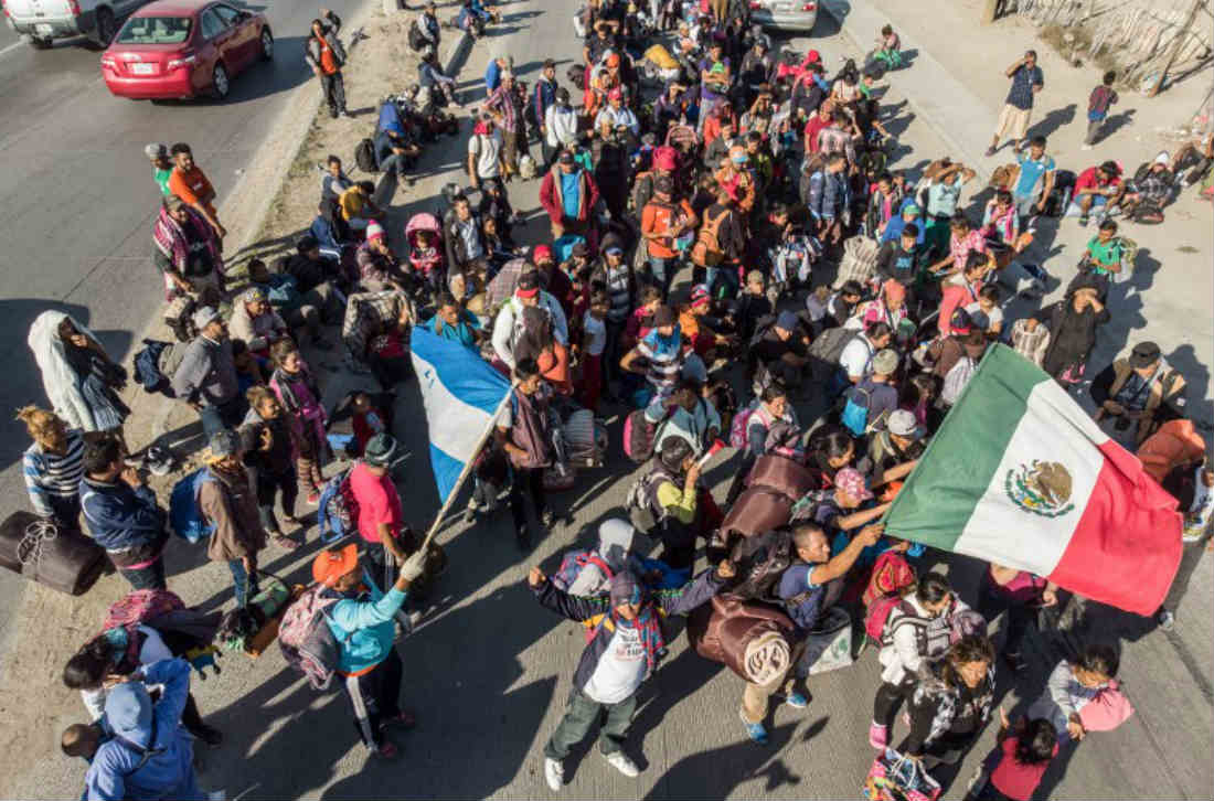 Más de 1,500 migrantes llegan en autobús a la frontera de Tijuana-EUA