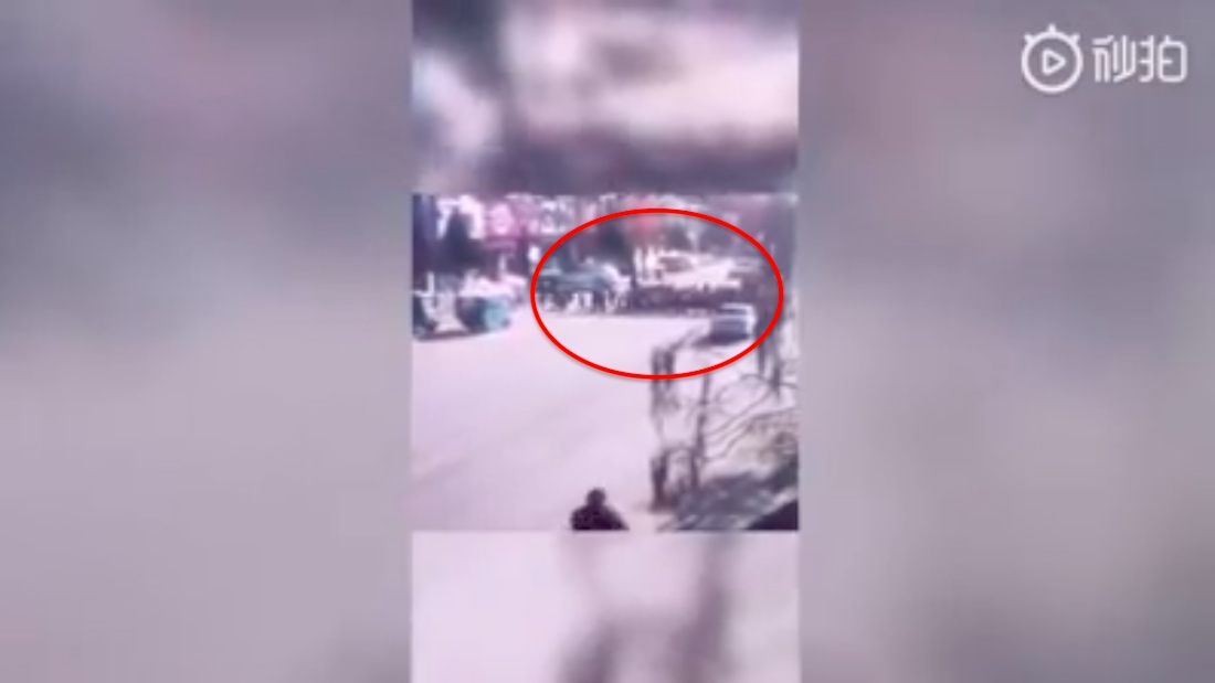 VIDEO: Automovilista pasa por encima de un grupo de niños y le quita la vida a cinco