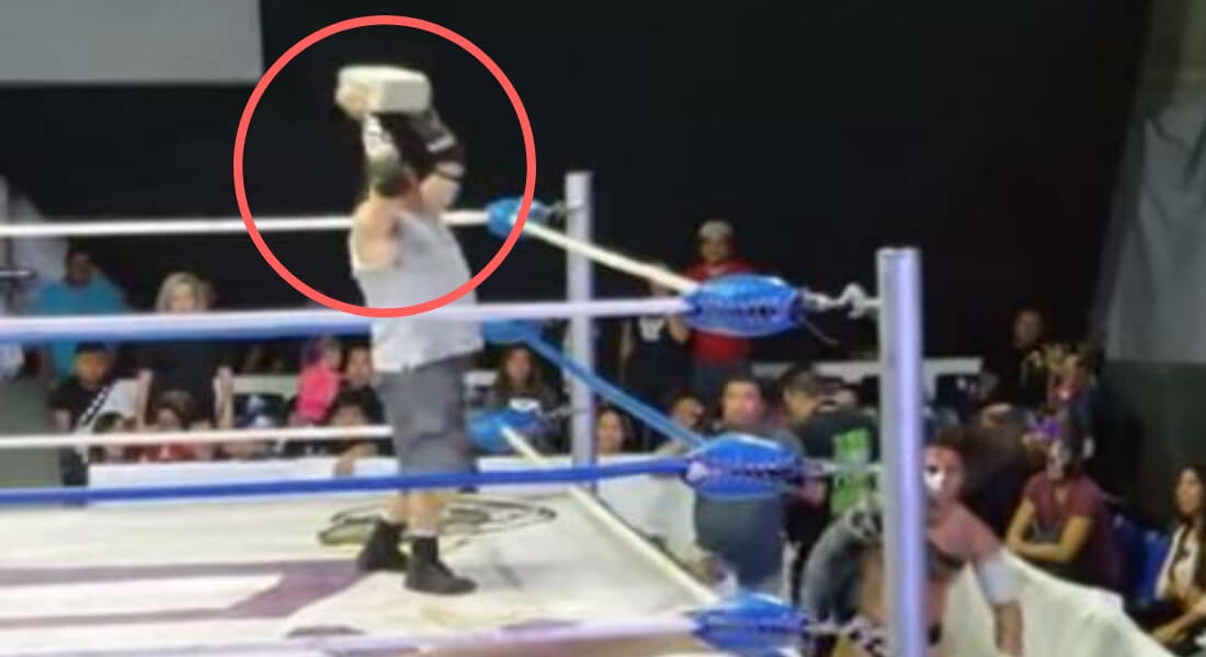 VIDEO: Con “ladrillazo” luchador noquea a su rival y lo deja bien tumbado