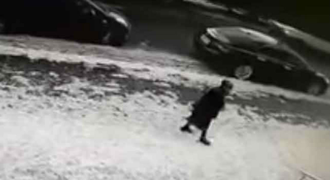 VIDEO: Bloque de hielo cae sobre una mujer desde un piso 11