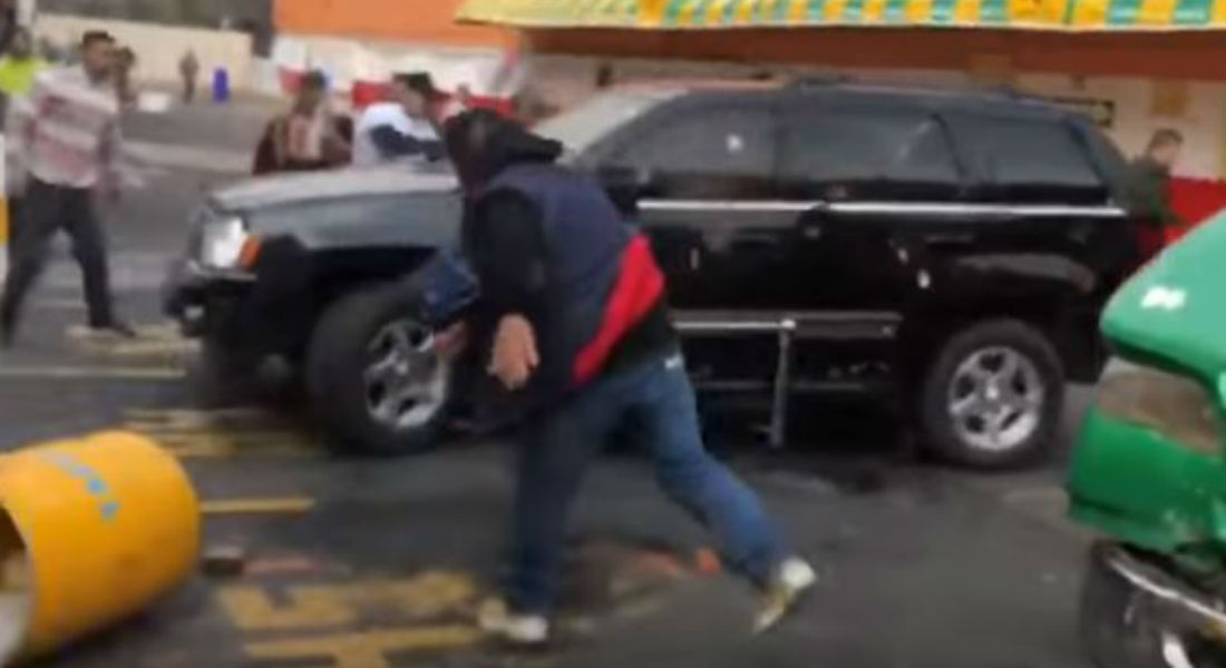 VIDEO: Desalojo provoca enfrentamiento en taquería «El Borrego Viudo»