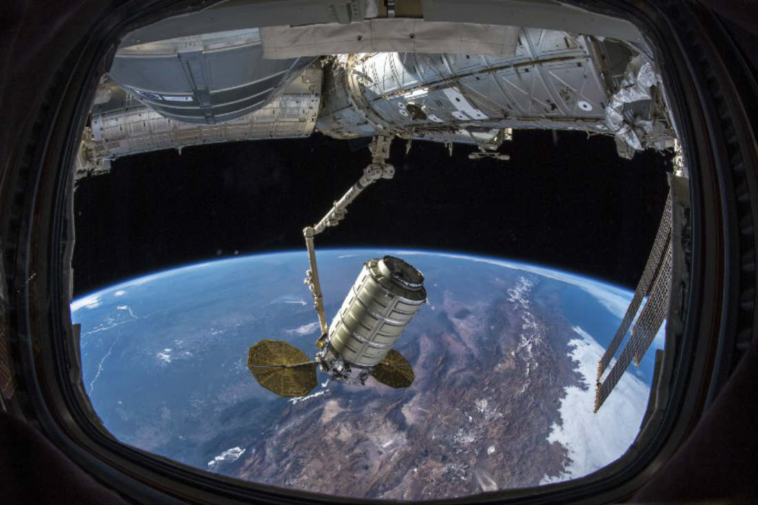 Dragon de SpaceX se acopla a la Estación Espacial Internacional