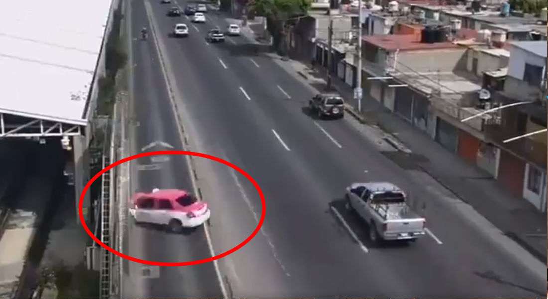 VIDEO: Taxista se topa con la huesuda en Ecatepec